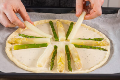 Spargel auf dem Tarteteig verteilen
