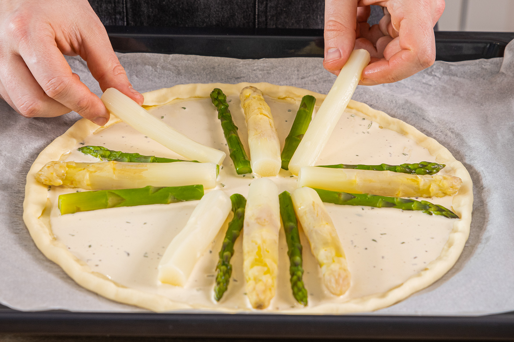 Spargel auf dem Tarteteig verteilen