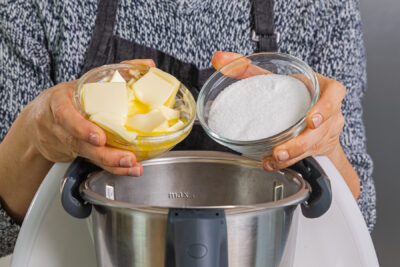 Butter und Zucker in den Mixtopf geben