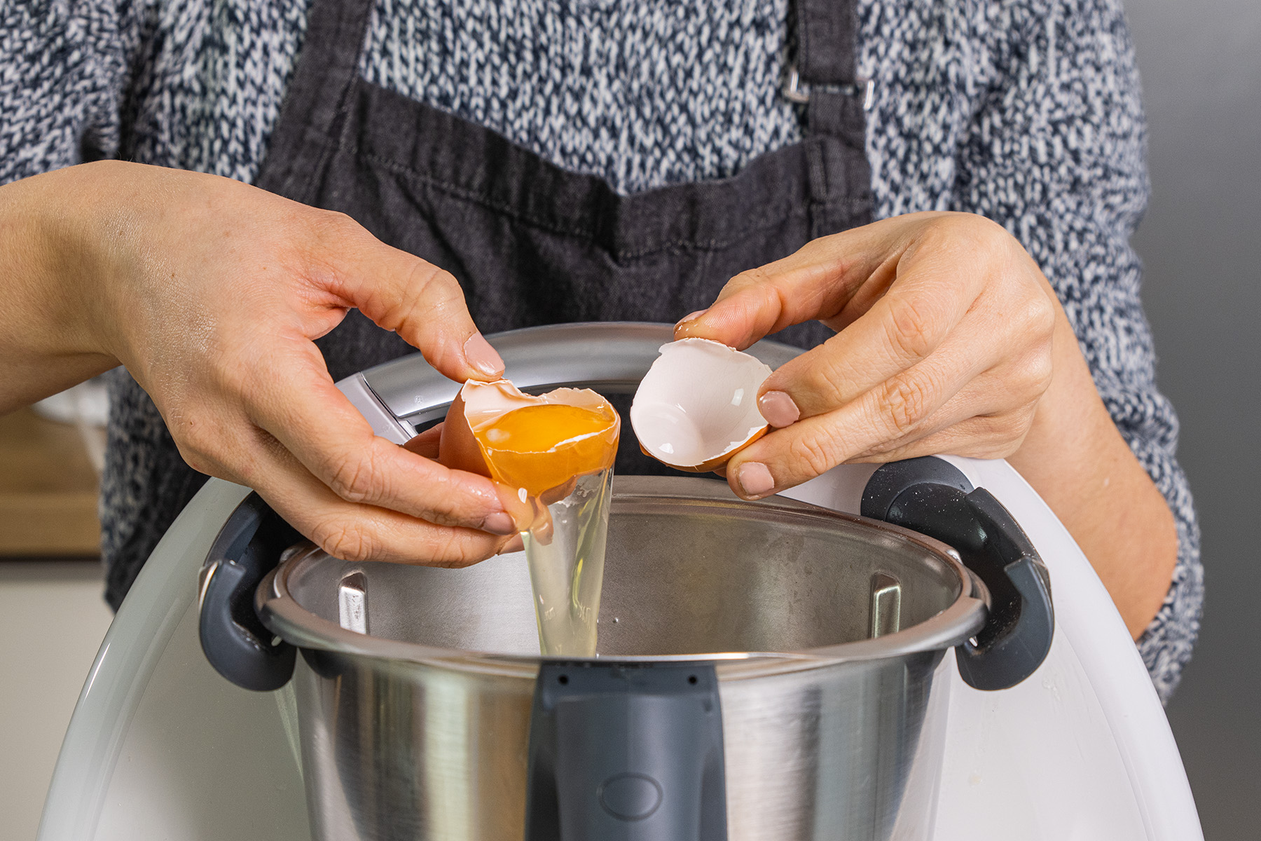 Eier nacheinander in den Mixtopf geben
