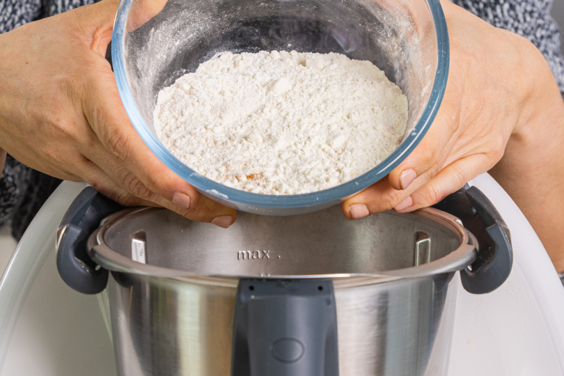 Mehl, Backpulver, Zimt und Salz in den Mixtopf geben