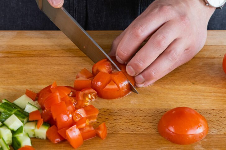 Tomaten in Würfel schneiden
