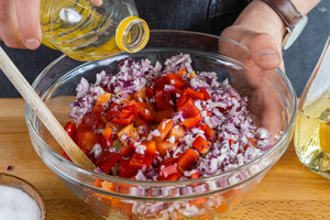 Öl zum Schopska-Salat geben