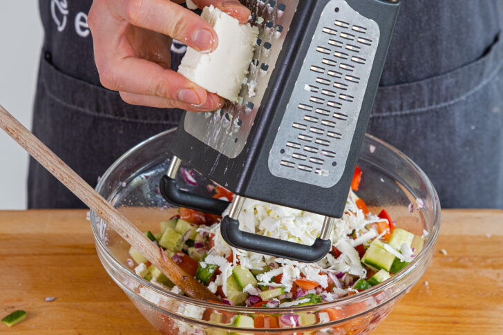 bulgarischen Feta zum Schopska-Salat reiben