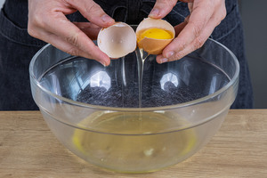 Eier in eine Schüssel geben