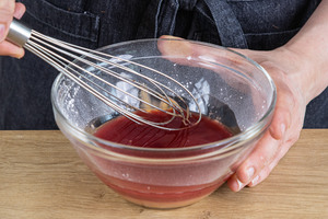 Kirschsaft mit Zucker und Puddingpulver verrühren