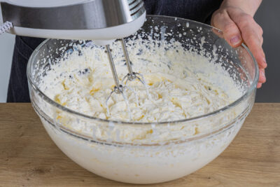 Sahne, Sahnesteif, Zucker und Vanillezucker steif schlagen