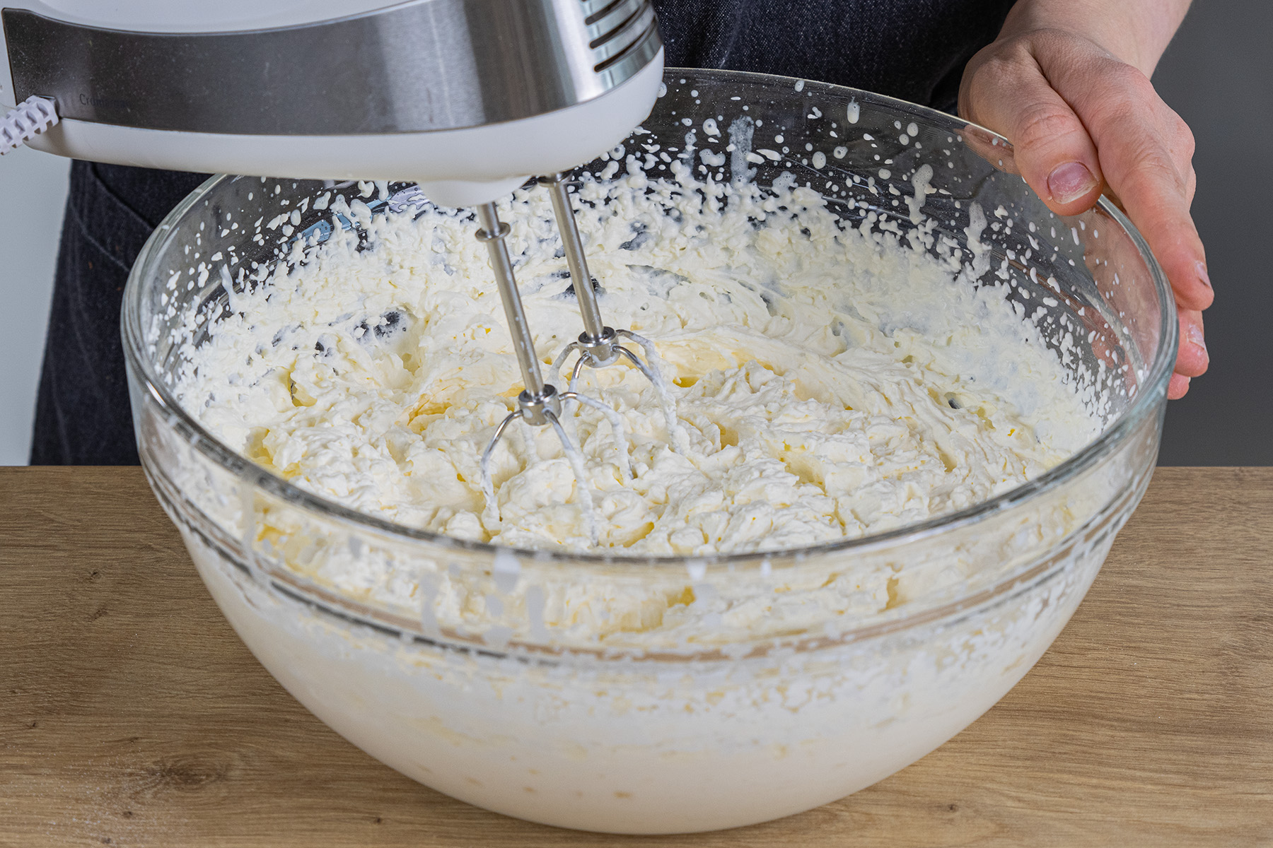 Sahne, Sahnesteif, Zucker und Vanillezucker steif schlagen