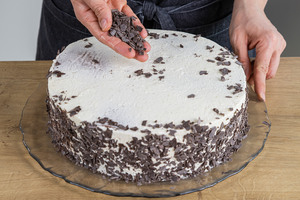 Die Schwarzwälder Kirschtorte nach Omas Rezept mit Schokoraspeln dekorieren