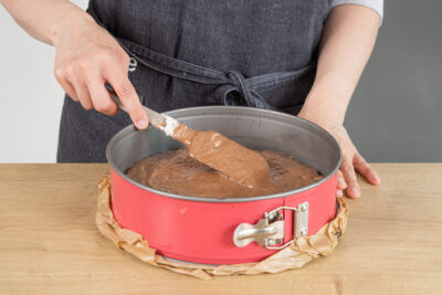 Teig für die Schwarzwälder Kirschtorte in die Form geben