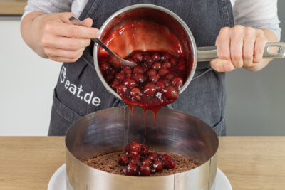 Pudding auf dem Biskuitboden verteilen