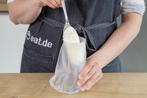 Sahne in einen Spritzbeutel geben
