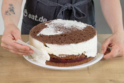 Schwarzwälder Kirschtorte einstreichen