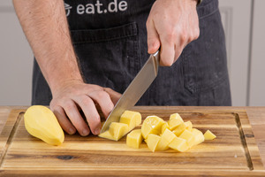 Kartoffeln klein schneiden