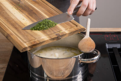 Schwedische Sommersuppe mit Dill verfeinern