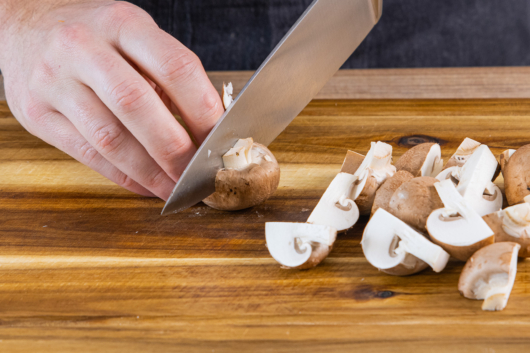 Champignons vierteln