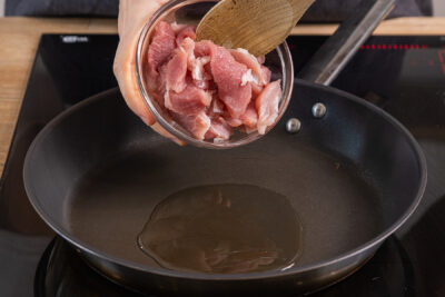 Schweinefilet in eine Pfanne mi Öl geben