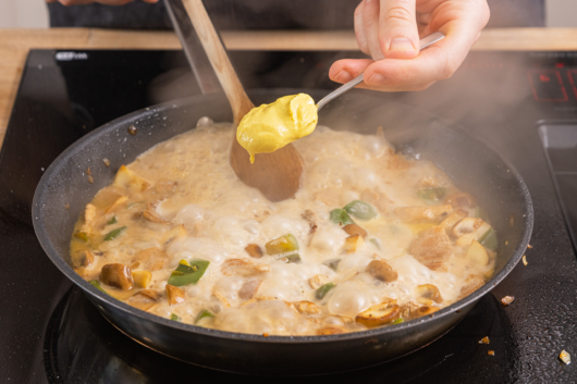 Senf zum Schweinegeschnetzeltes mit Champignons geben