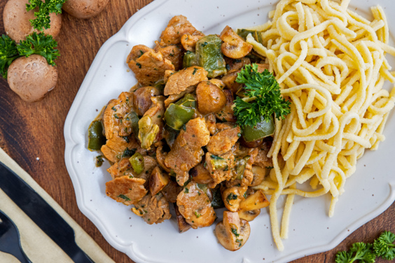Schweinegeschnetzeltes mit Champignons | Rezept - eat.de