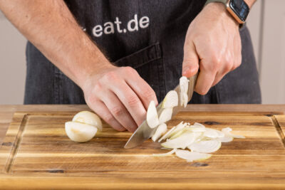 Zwiebeln in Streifen schneiden