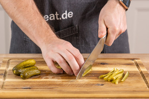 Gewürzgurken in Streifen schneiden