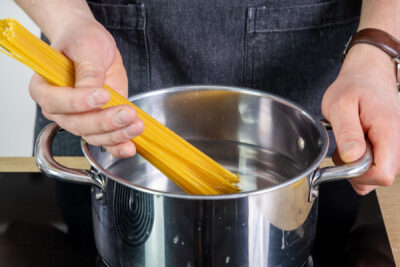 Pasta ins Salzwasser geben