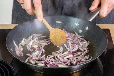 Zwiebel und Knoblauch anbraten