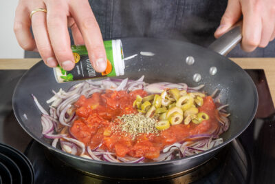 Oregano zur Soße geben