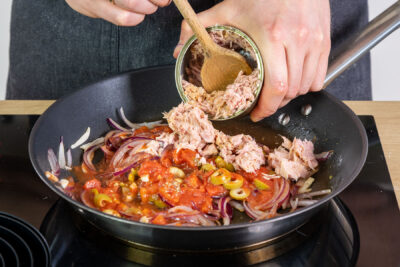 Thunfisch zur Soße geben