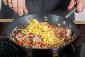 Spaghetti zur Thunfischsoße geben