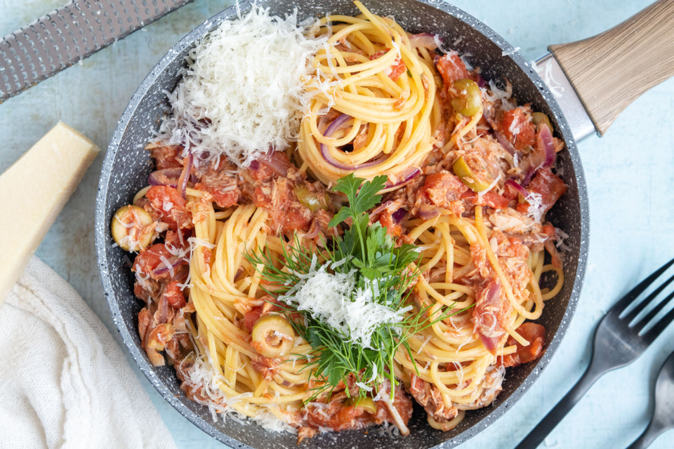 Zarter gedünsteter Lachs auf Gemüse | Rezept - eat.de
