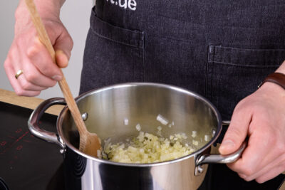 Knoblauch & Zwiebeln anschwitzen