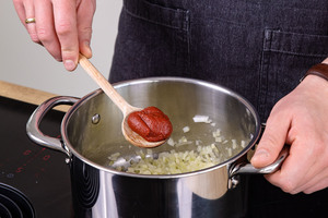 Tomatenmark dazugeben