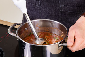 Tomatensuppe pürieren
