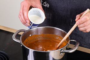 Sahne zur Tomatensuppe geben