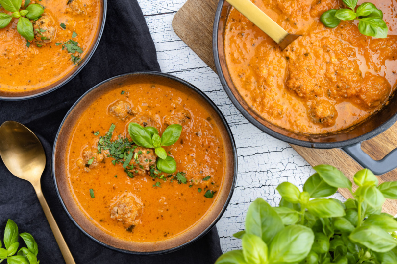 Tomatensuppe mit Hackbällchen