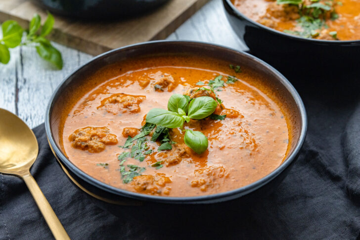 Tomatensuppe mit Hackbällchen