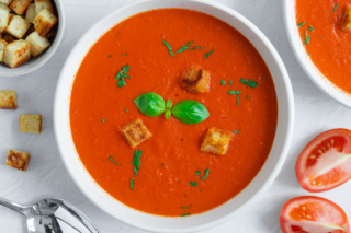 Die angerichtete Tomatensuppe mit passierten Tomaten.