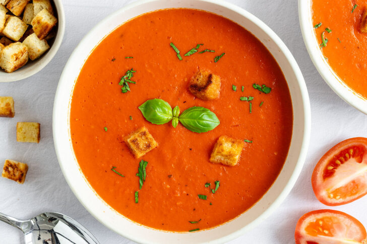 Tomatensuppe mit passierten Tomaten