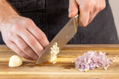 Schalotte und Knoblauch schneiden