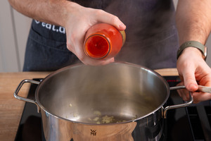 passierte Tomaten dazugeben