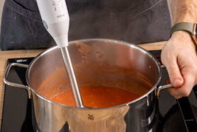 Tomatensuppe pürieren