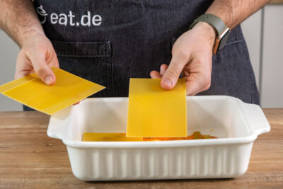 Lasagneplatten in Auflaufform schichten