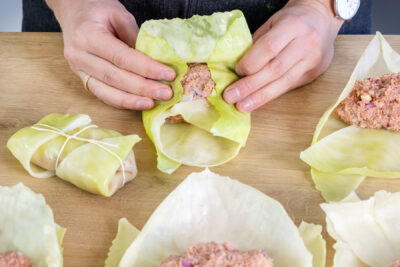 Vegetarische Masse in die Krautblätter einwickeln