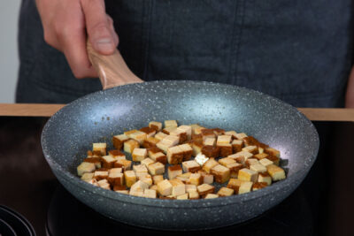 Der Tofu wird mit Sesamöl angebraten.