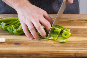 Paprika in Würfel schneiden
