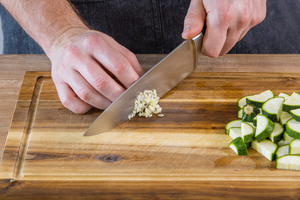 Knoblauch fein hacken