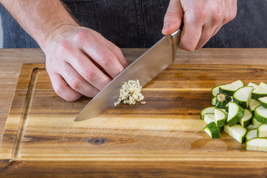 Knoblauch fein hacken
