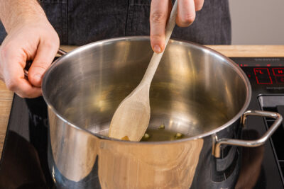 Knoblauch im Topf dünsten