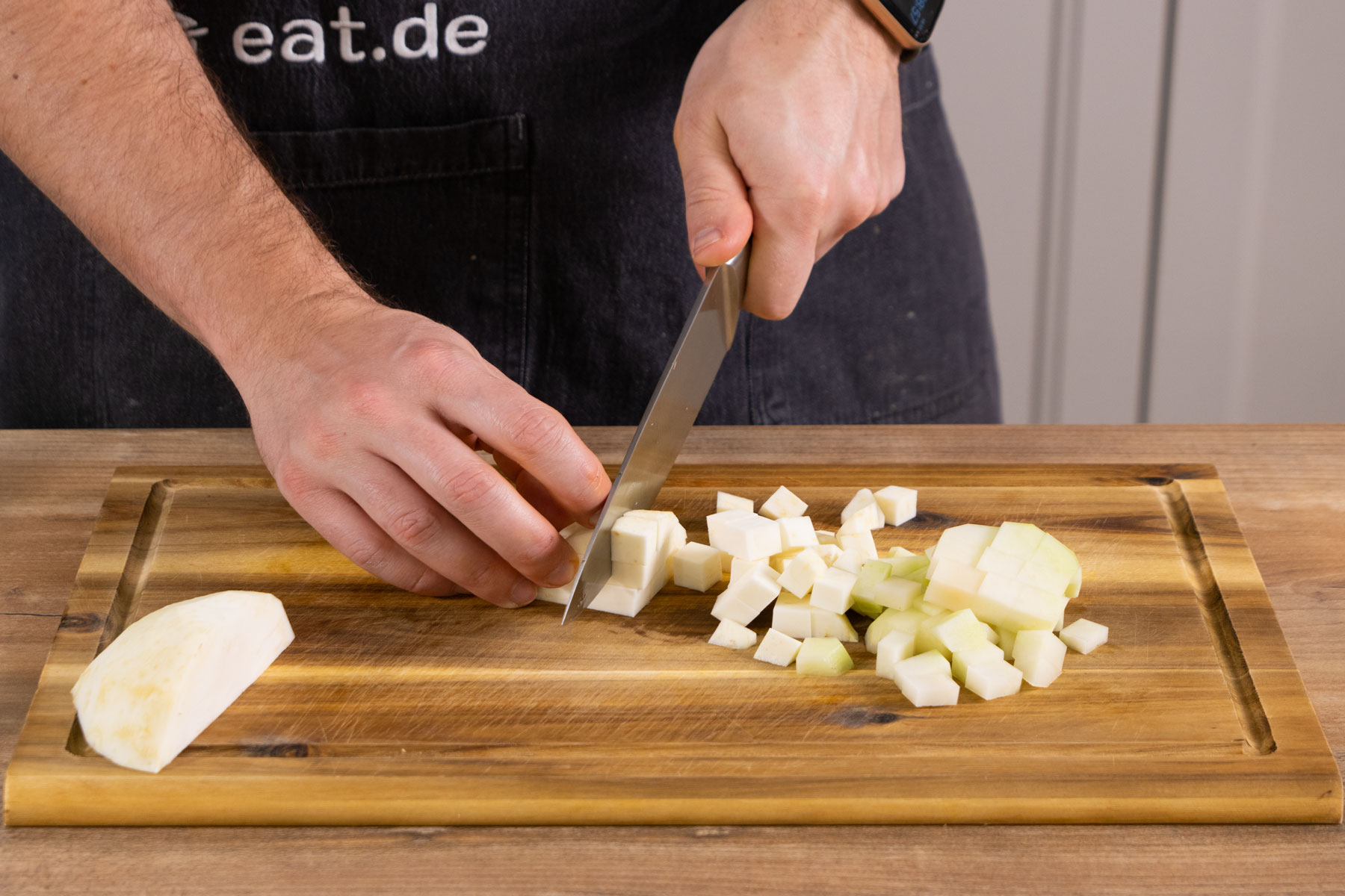 Der Kohlrabi wird geschnitten.